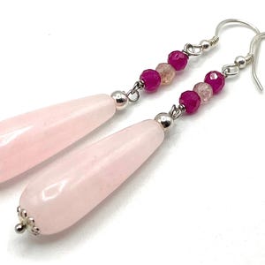 Peut inclure: Ensemble de trois mugs en céramique avec une finition mate et mouchetée. Les tasses sont de couleur crème, marron clair et marron foncé. Chaque mug a un design simple et minimaliste.