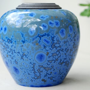 Kleine crematie-urn van kristallijn aardewerk: blauwe keramische herdenkingsurn