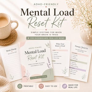 Könnte beinhalten: ADHS-freundliches Mental Load Reset Kit mit dem Text "Simple Systems for When Your Brain is Fried". Das Set enthält ein Notizbuch, Checklisten und einen "Brain Dump"-Notizblock. Das Design ist weich mit Pastellfarben.