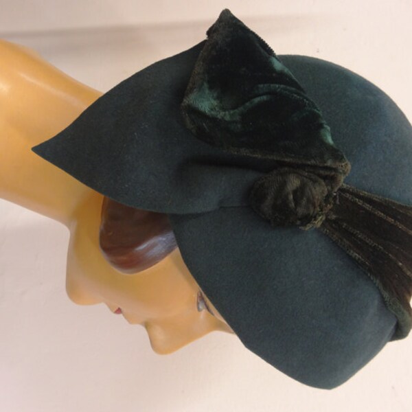 30's Demi Cloche. Sea Green.
