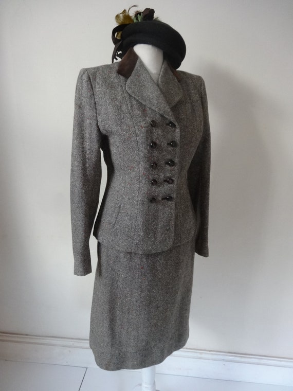 40's Suit. Feminine.