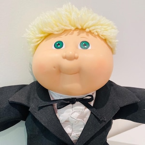 Muñeca Cabbage Patch Designer Line de 1989, cabello rubio y traje de esmoquin.