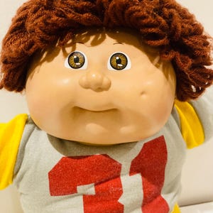 1986年製、茶髪のキャベツパッチボーイ人形、オリジナル服、えくぼ付き