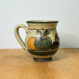 Studiokeramiekmok... Door de kunstenaar gesigneerde fruitbeker... Prima formaat koffiebeker... Neutraal groen met blauwe, ruwe spikkels... Australische pottenbakker