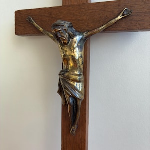 Vintage Jesus auf Kruzifix-Wandbehang ... Jesus auf hölzernem Kreuz ... 25 cm großes Kreuz ... Metall Jesus religiöser christlicher Wandbehang ... INRI