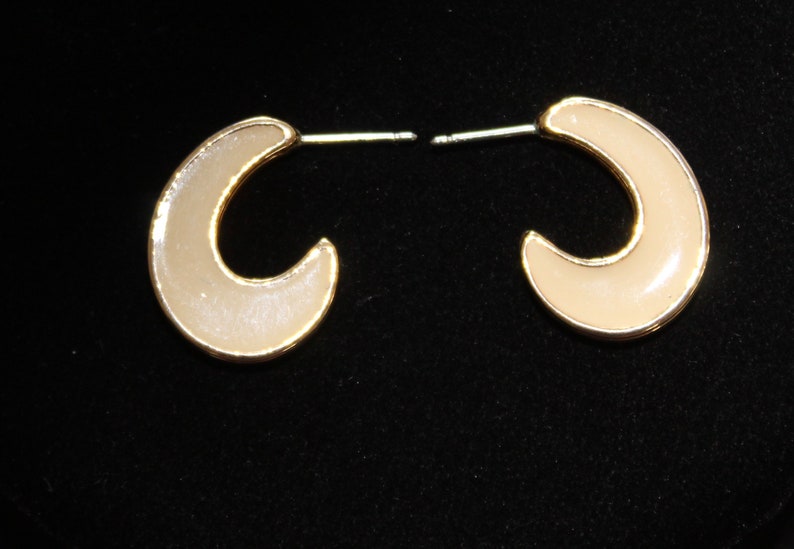 Avon Brown And Cream Enamel Reversible Pierced Earrings