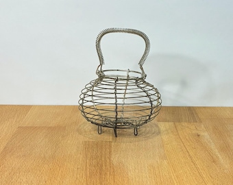 Cestino per uova vintage...Cestino piccolo in filo metallico in stile francese...Decorazione rustica country...Cestino rustico in miniatura...Cottage di campagna...Filo d'argento con piedini