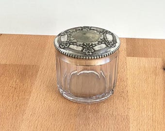 Tarro de polvos de vidrio EPNS Art Nouveau vintage... Tarro de tocador de vidrio con tapa plateada... Tarro con tapa plateada y lazos florales ornamentados... Tarro de vidrio estriado