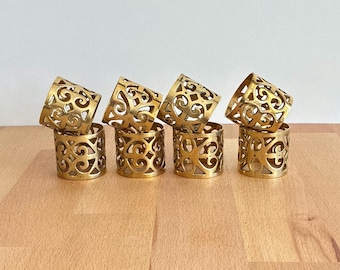Juego vintage de 8 servilleteros de latón macizo. Servilleteros de latón calado con filigrana y corazones en espiral. Decoración para el hogar. Vajilla dorada.