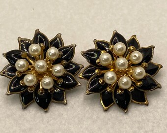 Black Enamel Faux Pearl Large Chunky Flower Daisy Clip On Earrings Retro 80's Lotus Unique Statement Earrings