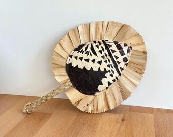 Ventaglio tradizionale vintage di Tonga... Ventaglio cerimoniale da danza... Centro in tessuto Tapa (corteccia) con decorazione a foglia di pandano... Opera d'arte murale artigianale in fibra naturale