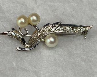 Vintage Sterling Silver Leaf Vine Swirl Detailed 1980's Real Pearl Brooch Pin Retro