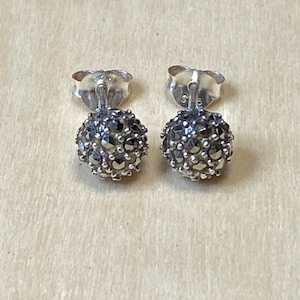 Superbes boucles d'oreilles demi-boule vintage en argent sterling oxydé incrustées de marcassite