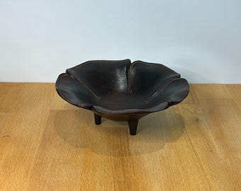Cuenco de madera con base... Plato de madera con flores talladas a mano... Hogar de madera... Cuenco para baratijas... Acogedor... Cuenco estriado de hibisco... Decoración rústica polinesia