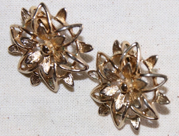 Vintage Gold Tone Flower Dahlia Dandelion Daisy Tube Clip On Earrings