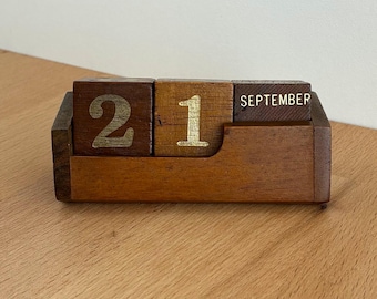 Calendario de escritorio vintage con bloques de madera... Calendario perpetuo... Decoración kitsch de madera para el hogar... Oficina de mediados de siglo... Bloques de madera intercambiables... Voltear