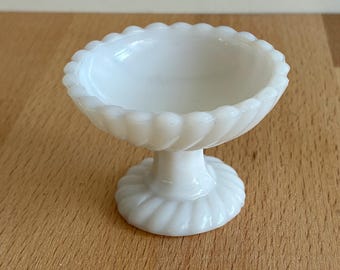 アンティーク　ミルクガラス　ガラスコンポート 希少 - アンティーク ミルク ガラス コンポート、溝付き台座、網目模様