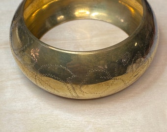 Vintage Large Boho Ethnic Brass Gold Bangle With Etched Roses Flowers Leaves Wide Chunky Hippie Must Have