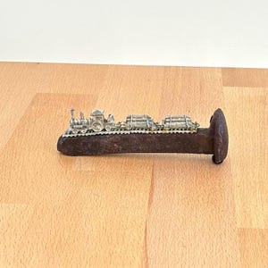 Clavo ferroviario antiguo con pisapapeles de tren de peltre... Tren de vapor miniatura cargado de troncos... Arte en metal australiano... Recuerdos ferroviarios