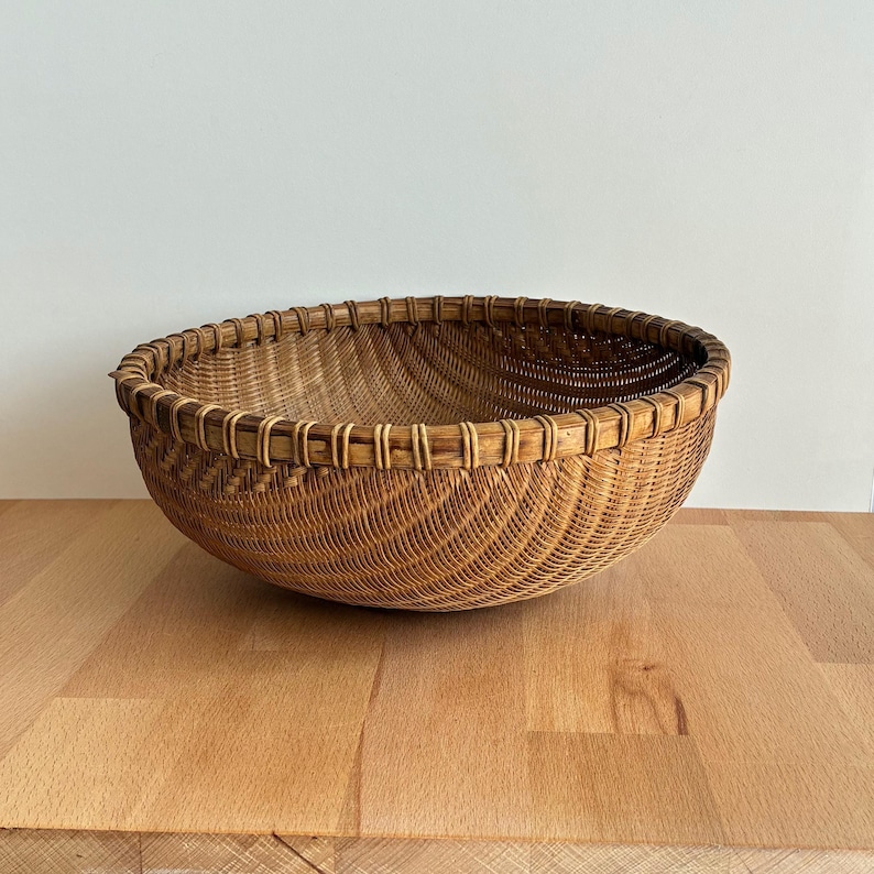 Pu&ograve; includere: Un cesto rotondo intrecciato di colore marrone naturale. Il cesto presenta un design ampio e aperto con un bordo robusto e una superficie strutturata. Il cesto &egrave; realizzato in materiale intrecciato ed &egrave; adatto per la conservazione o l'esposizione.