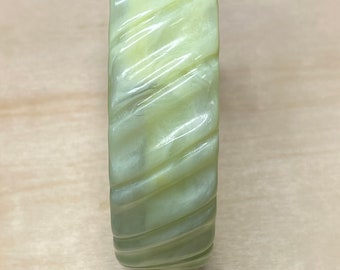 Stunning Pale Lime Moss Green Jade Coloured Translucent Marbleised Lucite Textured Retro Bangle Bracelet