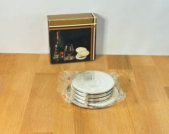 ヴィンテージコースターセット シルバープレート...エンボス加工の花柄デザイン...レトロなバーウェア...7点セット ホームエンターテイメント...シルバー食器