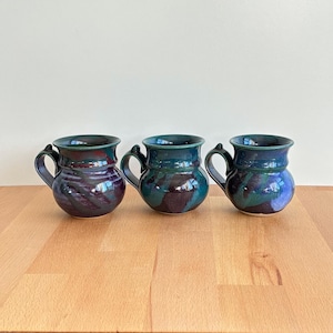 Juego de 3 tazas de cerámica Studio Pottery... Juego de tazas de cerámica en tonos verde azulado, turquesa, verde y morado... Tazas de café de gran tamaño... Studio Pottery... Taza orgánica con asa única