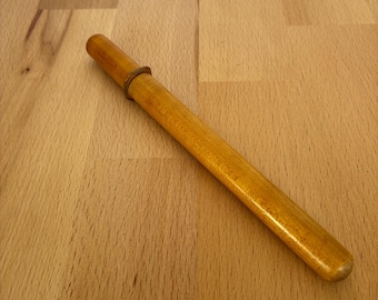 Antiker Stricknadelhalter aus Holz mit Metallnadeln