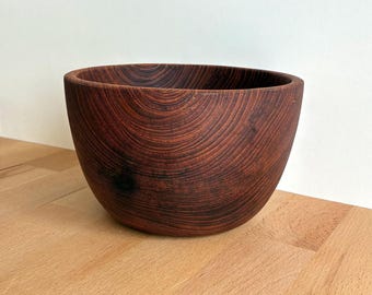 Ciotola in legno vintage... Grande ciotola intagliata e tornita a mano... Decorazione per la casa in legno... Ciotola portaoggetti... Ciotola per snack... Decorazione rustica... Ciotola per frutta massiccia