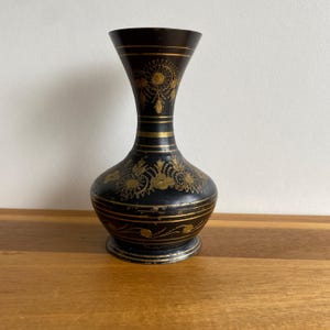 Jarrón vintage de latón negro grabado a mano... Jarrón floral a rayas de latón macizo de la India... Hojas grabadas a mano con motivos florales... Jarrón negro dorado con estampado
