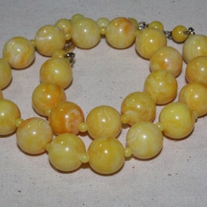 Vintage Hong Kong Gelb Orange Weiß Marmorierte Kunststoff Perlen Choker mit Verlängerungskettchen