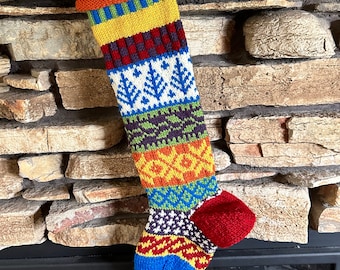 Stricken Sie Weihnachtsstrümpfe, stricken Sie personalisierte Weihnachtsstrümpfe, gestrickte Weihnachtsstrümpfe, Weihnachtsstrümpfe, blaue Bäume, grüne Rebe