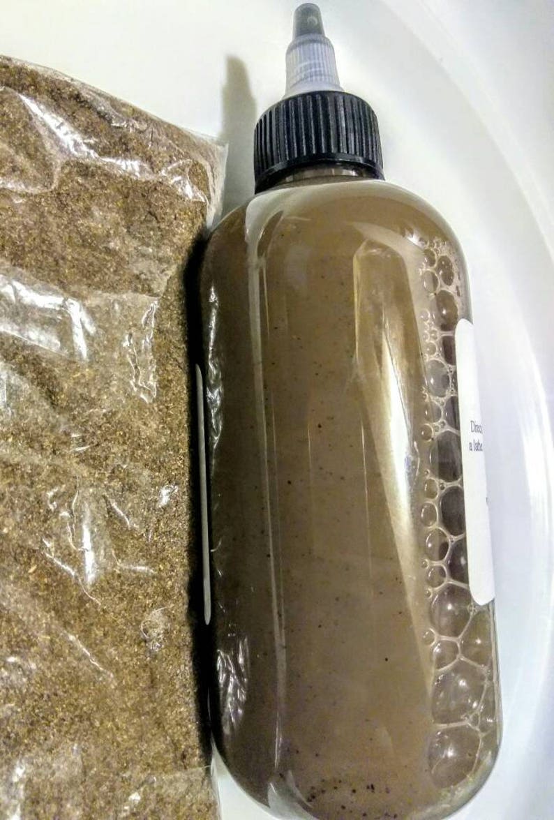 Puede incluir: Una botella de pl&aacute;stico transparente con una tapa negra y un l&iacute;quido marr&oacute;n en su interior. Junto a la botella hay una bolsa de pl&aacute;stico transparente llena de una sustancia granular marr&oacute;n. La botella tiene una etiqueta blanca.