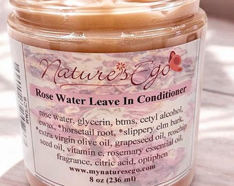 Pode incluir: Um frasco de vidro castanho com um rótulo branco que diz "Nature's Ego Rose Water Leave In Conditioner". O rótulo lista os ingredientes, incluindo água de rosas, glicerina, btms, álcool cetílico, cera de abelha, raiz de cavalinha, casca de olmo escorregadio, azeite extra virgem, óleo de semente de uva, óleo de semente de rosa mosqueta, vitamina E, óleo essencial de alecrim, fragrância, ácido cítrico e optiphen. O rótulo também inclui o site www.mynaturesego.com e o tamanho do frasco, 8 oz (236 ml).