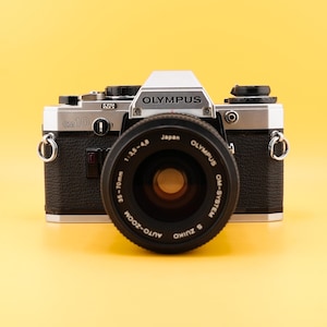 Vintage Olympus OM10 35 mm SLR Kamera mit Olympus S Zuiko 35-70 mm F3.5-4.8 Objektiv