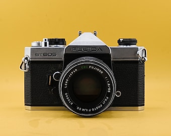 Cámara de película Fujica ST605 de 35 mm de época con objetivo EBC Fujinon de 55 mm F1.8