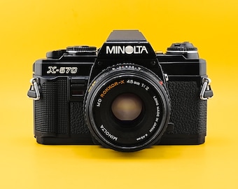 Cámara réflex de película Minolta X-570 de 35 mm de época con objetivo Minolta Rocker-X de 45 mm F2.