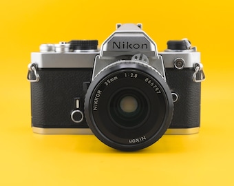 Vintage Nikon FM 35 mm spiegelreflexcamera met Nikkor 35 mm F2.8-lens