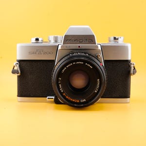 Vintage Minolta SRT 200 35 mm SLR Film Kamera mit Minolta MD Rokker-X 45 mm F2 Objektiv