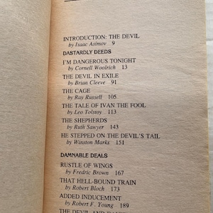 Może przedstawiać: Książka zatytułowana "Contents" z listą opowiadań i ich autorami. Opowiadania obejmują "Introduction: The Devil" autorstwa Isaaca Asimova, "I'm Dangerous Tonight" autorstwa Cornella Woolricha, "The Devil in Exile" autorstwa Briana Cleeve'a, "The Cage" autorstwa Raya Russella, "The Tale of Ivan the Fool" autorstwa Lwa Tołstoja, "The Shepherds" autorstwa Ruth Sawyer, "He Stepped on the Devil's Tail" autorstwa Winstona Marksa, "Rustle of Wings" autorstwa Fredrica Browna, "That Hell-Bound Train" autorstwa Roberta Blocha, "Added Inducement" autorstwa Roberta F. Younga i "The Devil and Daniel Webster" autorstwa Stephena Vincenta Ben&eacute;ta.