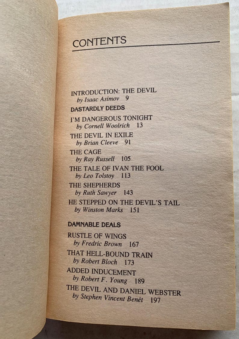 Może przedstawiać: Książka zatytułowana "Contents" z listą opowiadań i ich autorami. Opowiadania obejmują "Introduction: The Devil" autorstwa Isaaca Asimova, "I'm Dangerous Tonight" autorstwa Cornella Woolricha, "The Devil in Exile" autorstwa Briana Cleeve'a, "The Cage" autorstwa Raya Russella, "The Tale of Ivan the Fool" autorstwa Lwa Tołstoja, "The Shepherds" autorstwa Ruth Sawyer, "He Stepped on the Devil's Tail" autorstwa Winstona Marksa, "Rustle of Wings" autorstwa Fredrica Browna, "That Hell-Bound Train" autorstwa Roberta Blocha, "Added Inducement" autorstwa Roberta F. Younga i "The Devil and Daniel Webster" autorstwa Stephena Vincenta Ben&eacute;ta.