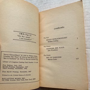 Może przedstawiać: Okładka książki z tytułem "contents" i listą opowiadań wraz z ich autorami i numerami stron. Opowiadania to "Envoy Extraordinary" autorstwa Williama Goldinga, "Consider Her Ways" autorstwa Johna Wyndhama i "Boy in Darkness" autorstwa Mervyna Peake'a.