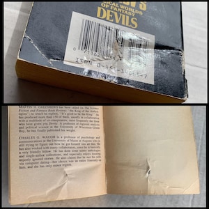 Może przedstawiać: Zbliżenie na tylną okładkę książki w miękkiej oprawie zatytułowanej "Devils: Magical Worlds of Fantasy". Książka zawiera kod kreskowy i numer ISBN. Tekst na tylnej okładce opisuje autor&oacute;w, Martina H. Greenberga i Charlesa G. Waugh.