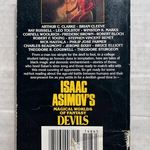 Może przedstawiać: Czarna i czerwona okładka książki z tytułem "Isaac Asimov's Magical Worlds of Fantasy Devils" i nazwiskiem autora w dużych, białych literach. Na okładce znajduje się czerwony diabeł z rogami i widłami siedzący na tronie.