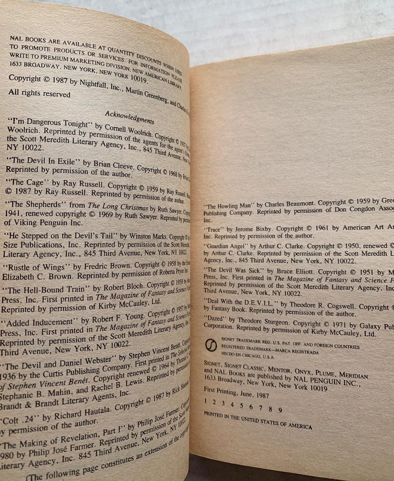 Może przedstawiać: Zbliżenie na stronę z prawami autorskimi książki z listą tytuł&oacute;w i autor&oacute;w. Książka nosi tytuł "The Devil and Daniel Webster" i została wydana przez Signet Books.