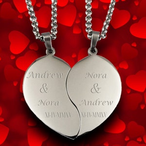 Puede incluir: Dos colgantes de plata en forma de coraz&oacute;n en cadenas, cada mitad de un coraz&oacute;n entero. Los colgantes est&aacute;n grabados con los nombres "Andrew & Nora" y la fecha "XI-IN-MMXV".