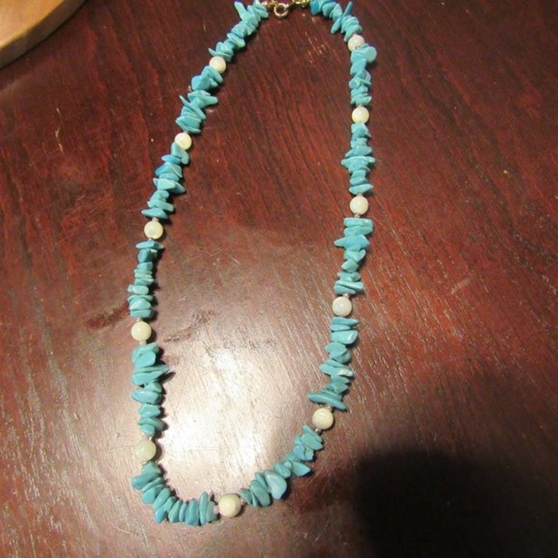 Turquoise Puka Shell /& White Quartz Necklace