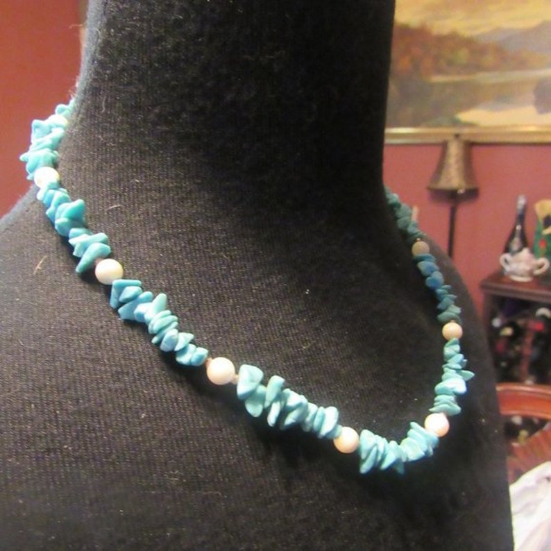 Turquoise Puka Shell /& White Quartz Necklace