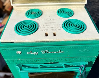 1960s Vintage Suzy Homemaker toy oven, with original Plugs in