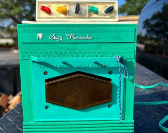 1960s Vintage Suzy Homemaker toy oven, with original Plugs in